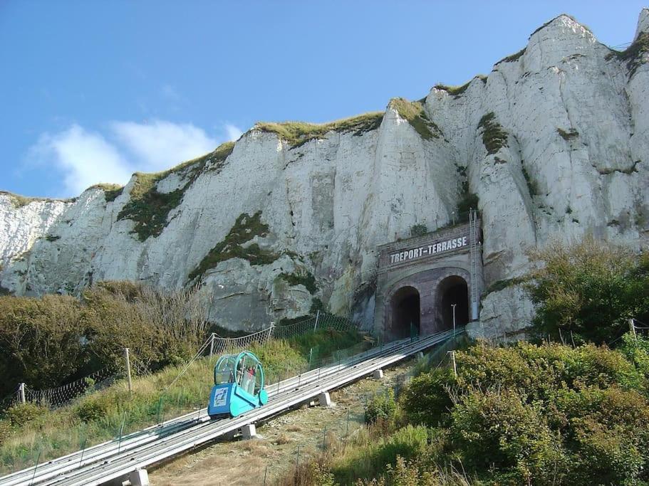 La Verriere. Les Locations Isahora C'Est Aussi Plusieurs Appart' De Standing A 2 Pas Du Chateau D'Eu, Des Falaises Du Treport, De Mers Les Bains Et Aux Portes De La Baie De Somme Eu (Seine-Maritime) Luaran gambar
